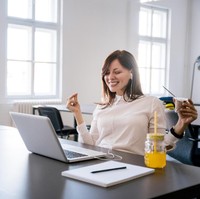 Dengarkan MusikMendengarkan musik, terutama yang bertempo cepat juga patut dilakukan saat istirahat. Dilansir Time, kebiasaan ini pun akan menghindarkan Anda dari distraksi sekitar dan menjernihkan kepala. Foto: iStock