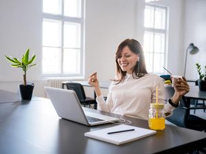 10 Tips Jaga Kesehatan Bagi Buruh yang Lembur dan Shift Malam