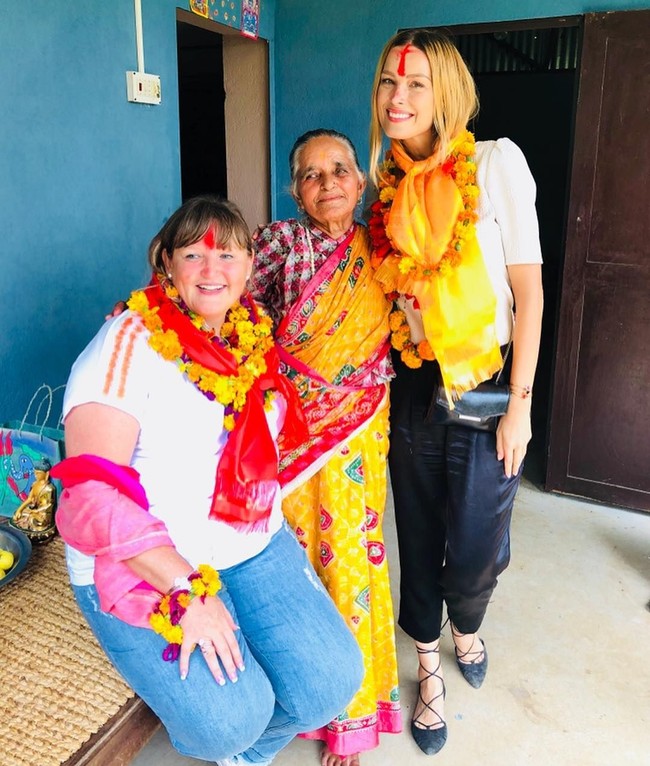 Dikatakan jika dulu Petra hanyalah wanita yang peduli dengan diri sendiri dan kariernya. Namun setelah menjadi korban tsunami, ia lebih banyak menggunakan waktu untuk menolong orang. Kini wanita asal Ceko tersebut telah menjadi seorang filantropis. Foto: Instagram @pnemcova