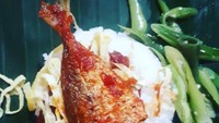 Nah, ini ikan selar goreng yang renyah gurih dengan balutan sambal. Enak disuap dengan telur dadar dan bunis tumis. Foto : Instagram @hrndralalai