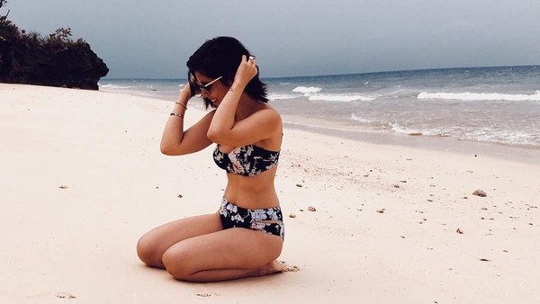 Kat memang suka liburan ke pantai. Wajar karena Filipina punya banyak pantai cantik. Contohnya ada di Pulau Balesin ini. (Instagram/@katramnani) Kat memang suka liburan ke pantai. Wajar karena Filipina punya banyak pantai cantik. Contohnya ada di Pulau Balesin ini. (Instagram/@katramnani)