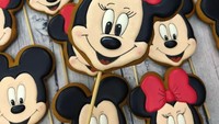 Wah kalau lihat cookies Mickey dan Minnie seperti ini sepertinya tak akan dimakan karena sayang. Cookiesnya dilapisi glasur gula membentuk wajah kartun ini. Foto : instagram @happy_prianik_sochi