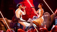 Halsey juga tampil dengan Sebastian Yatra di ajang tersebut. Ethan Miller/Getty Images for LARAS