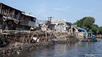 Penampakan Rumah Warga yang Ambles di Bantaran Ciliwung