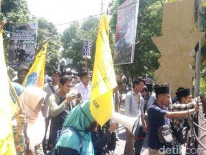 Dukung Baiq Nuril, Mahasiswa Demo Polda NTB Minta Kepsek Diusut