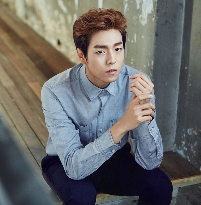 Lee Hyun Woo memulai debutnya sebagai aktor lewat peran di drama Oolla Boolla Blue-jjang pada 2004. Aktor kelahiran 1993 ini pun kini sukses di dunia hiburan lewat perannya di banyak drama dan film serta musik video. Selain jago akting, Lee Hyun Woo juga pandai jadi pemandu acara. Ia pernah jadi host acara musik Inkigayo pada 2012. Foto: Instagram