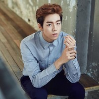 Lee Hyun Woo memulai debutnya sebagai aktor lewat peran di drama Oolla Boolla Blue-jjang pada 2004. Aktor kelahiran 1993 ini pun kini sukses di dunia hiburan lewat perannya di banyak drama dan film serta musik video. Selain jago akting, Lee Hyun Woo juga pandai jadi pemandu acara. Ia pernah jadi host acara musik Inkigayo pada 2012. Foto: Instagram