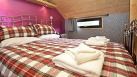 Dari mobil pemadam kebakaran jadul, disulap jadi hotel 2 lantai. Lantai 1 untuk kamar anak-anak, sedangkan lantai 2 untuk kamar tidur utama. (holidaycottages.co.uk)