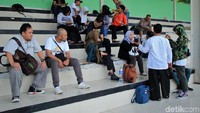 Tribun penonton yang menghadap lapangan. Nuansa putih serta keramik tampak mendominasi. Siapa pun bisa bermain di sini dengan membayar Rp 300 ribu per jam (Randy/detikTravel)