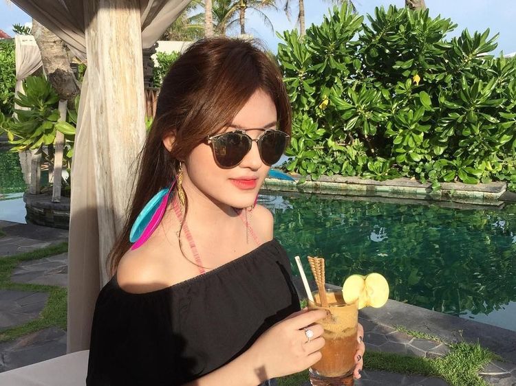 Pose Kulineran Tanaya Alyssia, Selebgram Seksi Teman Dekat Al Ghazali