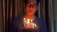 Masih imut, ini potret Zikri saat rayakan ulang tahun yang ke-21 dengan kue cokelat dan lilin yang banyak. Foto: Instagram @zikridaulay1