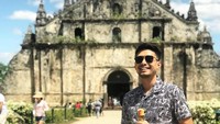 Menuliskan, Ice cream summer, Christian Bautista terlihat sedang jalan-jalan sambil memegang es krim kesukaannya. Foto: Instagram @xtianbautista