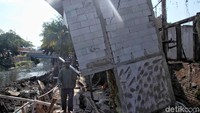 Tanah yang ambles itu diketahui berkaitan dengan prosedur pengerukan Kali Ciliwung yang tengah dikerjakan oleh Dinas Sumber Daya Air.