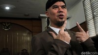 Ahmad Dhani didakwa dengan Pasal 45 ayat 2 UU Nomor 19 Tahun 2016 tentang Informasi dan Transaksi Elektronik juncto Pasal 28 ayat 2 Undang-Undang ITE juncto Pasal 55 ayat (1) ke-1 Kitab Undang-undang Hukum Pidana (KUHP).