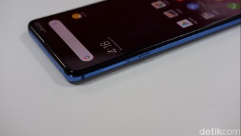 Bagian kiri terdapat slot SIM Card. Foto: Adi Fida Rahman/detikINET