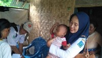 Petugas kesehatan sedang memeriksa anak di Nusa Tenggara Barat yang darurat stunting. Hampir setengah anak usia 0-2 tahun mengalami stunting. (Foto: Faruk Nickyrawi/detikcom)