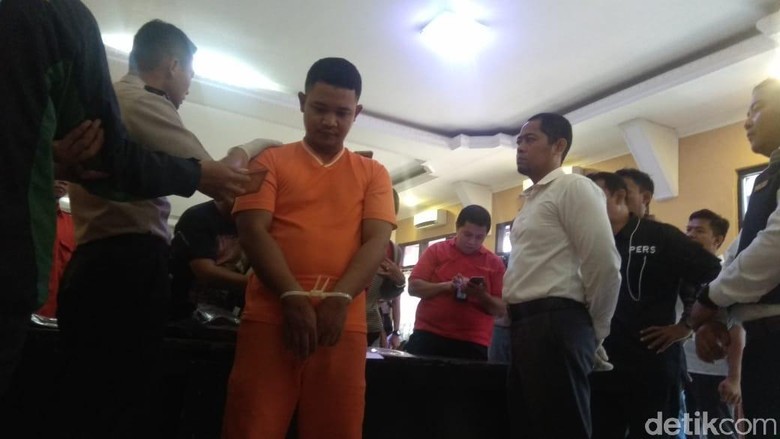 Pecatan TNI Nekat Jadi Polisi Gadungan untuk Tipu Rental Mobil Pecatan TNI Nekat Jadi Polisi Gadungan untuk Tipu Rental Mobil