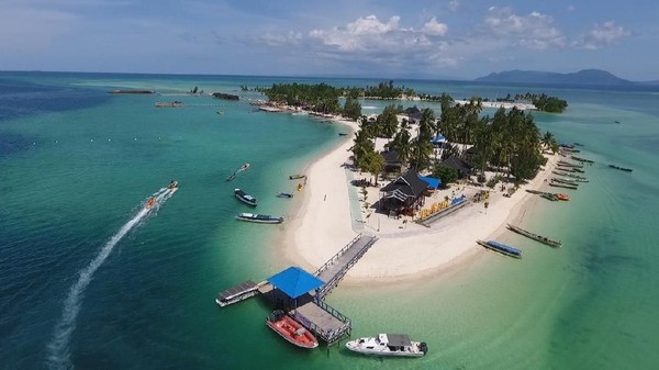 Di pulau ini sudah ada beberapa penginapan yang menawarkan pemandangan langsung ke pantai. Bahkan banyak yang mengatakan jika Pulau Bokori menjadi tempat yang pas untuk berbulan madu bagi pasangan baru. Dok.APPSI Â Di pulau ini sudah ada beberapa penginapan yang menawarkan pemandangan langsung ke pantai. Bahkan banyak yang mengatakan jika Pulau Bokori menjadi tempat yang pas untuk berbulan madu bagi pasangan baru. Dok.APPSI Â