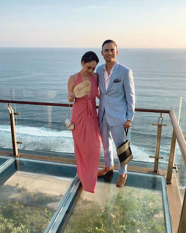 Bunga Citra Lestari dan Ashraf Sinclair jadi salah satu tamu undangan di pernikahan Christian dan Kat Ramnani. BCL tampak cantik dengan gaun plunging bernuansa pink, sementara Ashraf tampan dengan setelan berwarna biru pastel yang terkesan kasual. Foto: Dok. Instagram