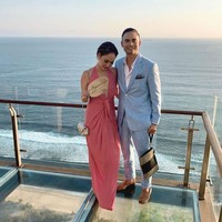 Bunga Citra Lestari dan Ashraf Sinclair jadi salah satu tamu undangan di pernikahan Christian dan Kat Ramnani. BCL tampak cantik dengan gaun plunging bernuansa pink, sementara Ashraf tampan dengan setelan berwarna biru pastel yang terkesan kasual. Foto: Dok. Instagram
