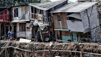 Sejumlah rumah ambles di bantaran Kali Ciliwung, Ancol, Jakarta Utara, Senin (19/11/2018).