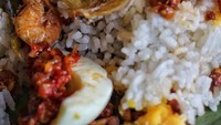 Wah, siapa ngga ngiler? Nasi diaduk dengan sedikit sambal, teri goreng dan kering tempe. Nyam! Foto : Instagram @thepapascoffee