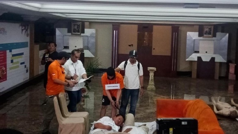Haris Pembunuh Satu Keluarga Peragakan 30 Adegan di Prarekonstruksi Haris Pembunuh Satu Keluarga Peragakan 30 Adegan di Prarekonstruksi