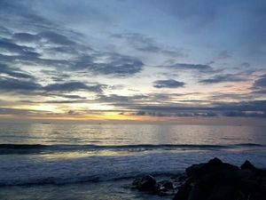 Cantiknya Senja di Pantai Padang
