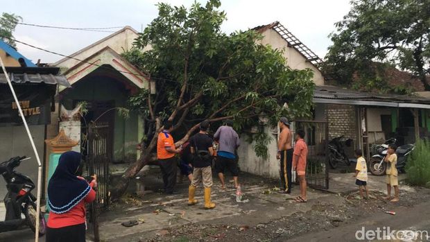 Dua Desa di Mojokerto Diterjang Puting Beliung, 137 Rumah Rusak