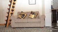 Di dekat tangga, ada sofa yang bisa dipakai untuk traveler santai-santai. (holidaycottages.co.uk)