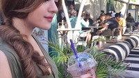 Kabarnya, Tanaya adalah gadis keturunan Indonesia-Perancis. Nah ini pose santai Tanaya ketika menikmati segelas es cokelat di kafe berkonsep outdoor. Foto: instagram @tanayalyssia