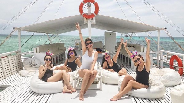 Sebelum melepas masa lajang, Kat mengadakan pesta lajang bersama dengan teman-teman ceweknya. Mereka seru-seruan di Pantai Cebu, Filipina. (Instagram/@katramnani) Sebelum melepas masa lajang, Kat mengadakan pesta lajang bersama dengan teman-teman ceweknya. Mereka seru-seruan di Pantai Cebu, Filipina. (Instagram/@katramnani)