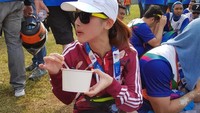 Wanita yang hobi lari marathon ini sedang santai makan bakso. Sampai jongkok pun nggak masalah ya hihi. Foto: Instagram kartikadewi20