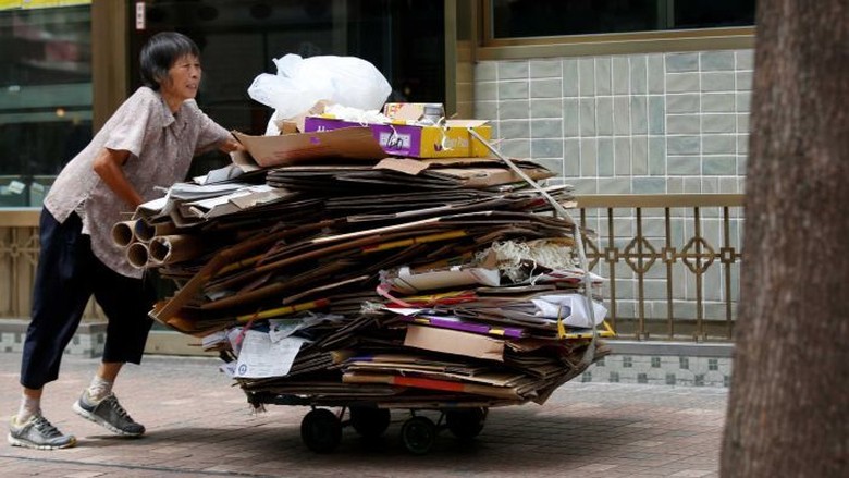 Banyak Manula di Hong Kong Terpaksa Memulung Kardus Bekas Banyak Manula di Hong Kong Terpaksa Memulung Kardus Bekas
