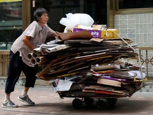 Banyak Manula di Hong Kong Terpaksa Memulung Kardus Bekas