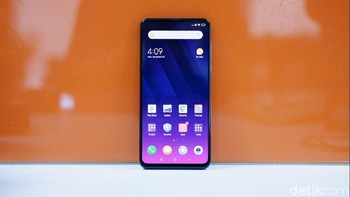 Ponsel ini hadir dengan layar penuh. Foto: Adi Fida Rahman/detikINET