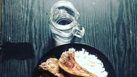 Selain pintar menyanyi, Christian juga bisa memasak lho. Nasi putih dengan lampchops gurih jadi menu kesukaannya. Foto: Instagram @xtianbautista