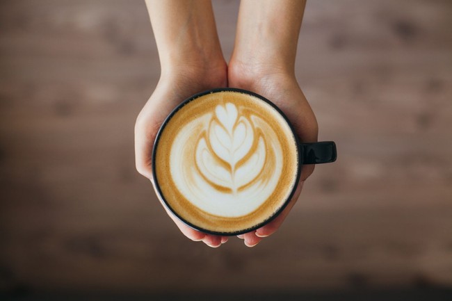 Cafe latte adalah minuman favoritmu? Kamu mungkin tipe orang yang sulit mengambil keputusan. Kamu orang yang cenderung santai sehingga merasa punya banyak waktu untuk memikirkan berbagai opsi. Sayangnya, pengambilan keputusan jadi lebih lama dan ada hal-hal yang harus diputuskan saat itu juga. Penikmat latte juga punya imajinasi tinggi dan menyukai zona nyaman. Foto: iStock