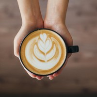 Cafe latte adalah minuman favoritmu? Kamu mungkin tipe orang yang sulit mengambil keputusan. Kamu orang yang cenderung santai sehingga merasa punya banyak waktu untuk memikirkan berbagai opsi. Sayangnya, pengambilan keputusan jadi lebih lama dan ada hal-hal yang harus diputuskan saat itu juga. Penikmat latte juga punya imajinasi tinggi dan menyukai zona nyaman. Foto: iStock