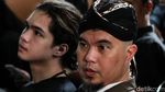 Pakai Blangkon, Ahmad Dhani Jalani Sidang Tuntutan
