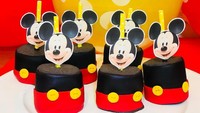 Meskipun Mickey tokoh kartun jadul tapi ia terus disukai semua anak-anak di dunia. Tak jarang banyak orang tua yang memilihkan tema Mickey Mouse sebagai sajian kue. Foto : instagram @beautybites_by_henny