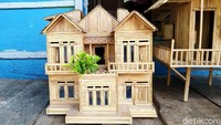 Melihat usaha mereka yang semakin dikenal luas pun membuat Yuda berharap kerajinan miniatur rumah tersebut bisa terus berkembang. Bisa memberikan manfaat yang luas terutama memberdayakan para pemuda di wilayahnya. Selain itu, Yuda pun berharap dukungan dari Pemerintah Daerah untuk dapat membantu usaha kerajinan dari limbah bambu mereka semakin berkembang, bahkan hingga ke mancanegara.