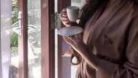 Menikmati liburan di Bali, Tanaya memulai hari dengan segelas minuman. Kira-kira Tanaya lagi minum apa ya? Foto: instagram @tanayalyssia