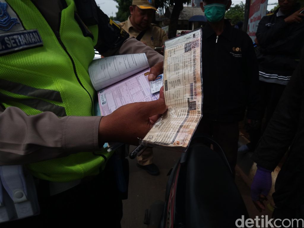 Polisi dan Samsat menggelar razia STNK di Kalibata, Jakarta Selatan.