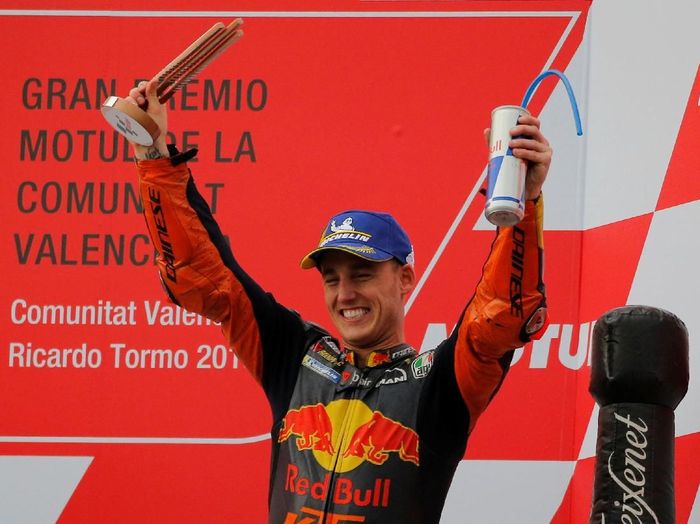 Pol Espargaro merayakan podium ketiga yang dia raih di MotoGP Valencia (REUTERS/Heino Kalis) Pol Espargaro merayakan podium ketiga yang dia raih di MotoGP Valencia (REUTERS/Heino Kalis)