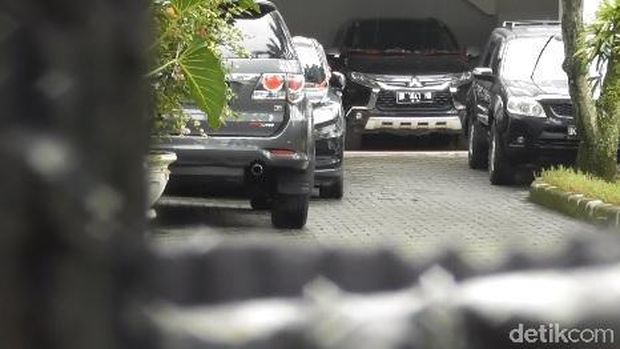 Rumah Mewah Bupati Pakpak Bharat Sepi, Mobilnya Disegel KPK