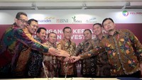 Direktur Utama PT Pelabuhan Indonesia I (Persero)/ Pelindo 1 Bambang Eka Cahyana (4 kiri), Direktur Keuangan Pelindo 1 M. Nur Sodiq (kanan), Komisaris Utama Pelindo 1 Refly Harun (4 kanan) dan Deputi Energi, Logistik, Kawasan dan Pariwisata (ELKP) Kementrian BUMN Edwin Hidayat Abdullah ( 3 kanan), serta perwakilan Bank Mandiri, Bank BRI, Bank BNI dan PT Sarana Multi Infrastruktur (SMI) bertumpu tangan seusai penandatangan kerjasama pembiayaan antara PT Pelindo 1 dengan Mandiri, BRI dan BNI di Jakarta, Senin (19/11). 