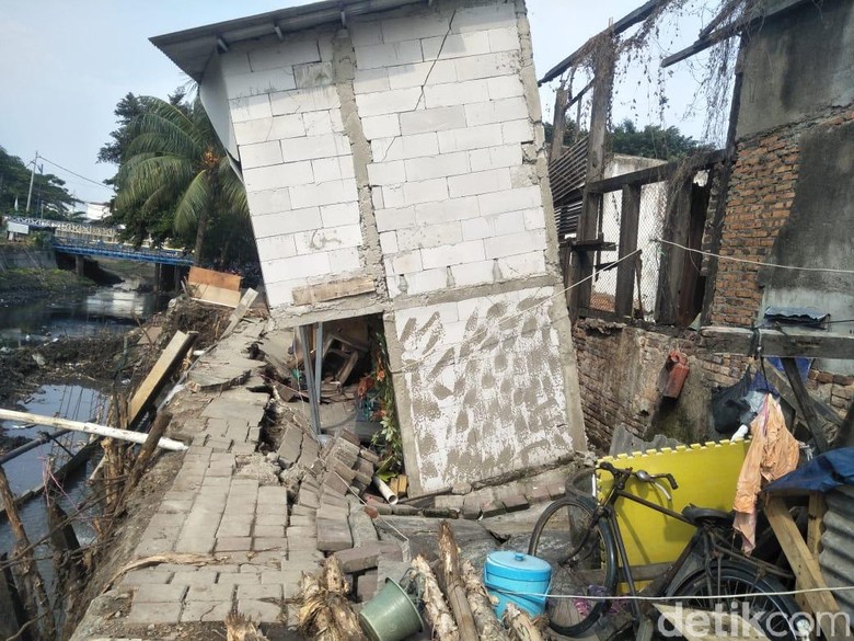 Tanah Amblas di Pademangan, 6 KK Diungsikan Tanah Amblas di Pademangan, 6 KK Diungsikan