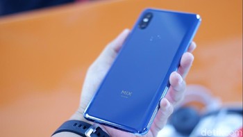 Bagian belakang terdapat sensor sidik jari. Foto: Adi Fida Rahman/detikINET