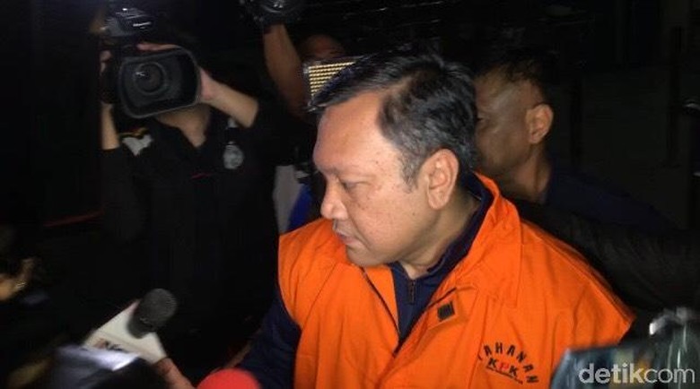 12 Jam Diperiksa, Bupati Pakpak Bharat Keluar KPK Pakai Rompi Oranye 12 Jam Diperiksa, Bupati Pakpak Bharat Keluar KPK Pakai Rompi Oranye
